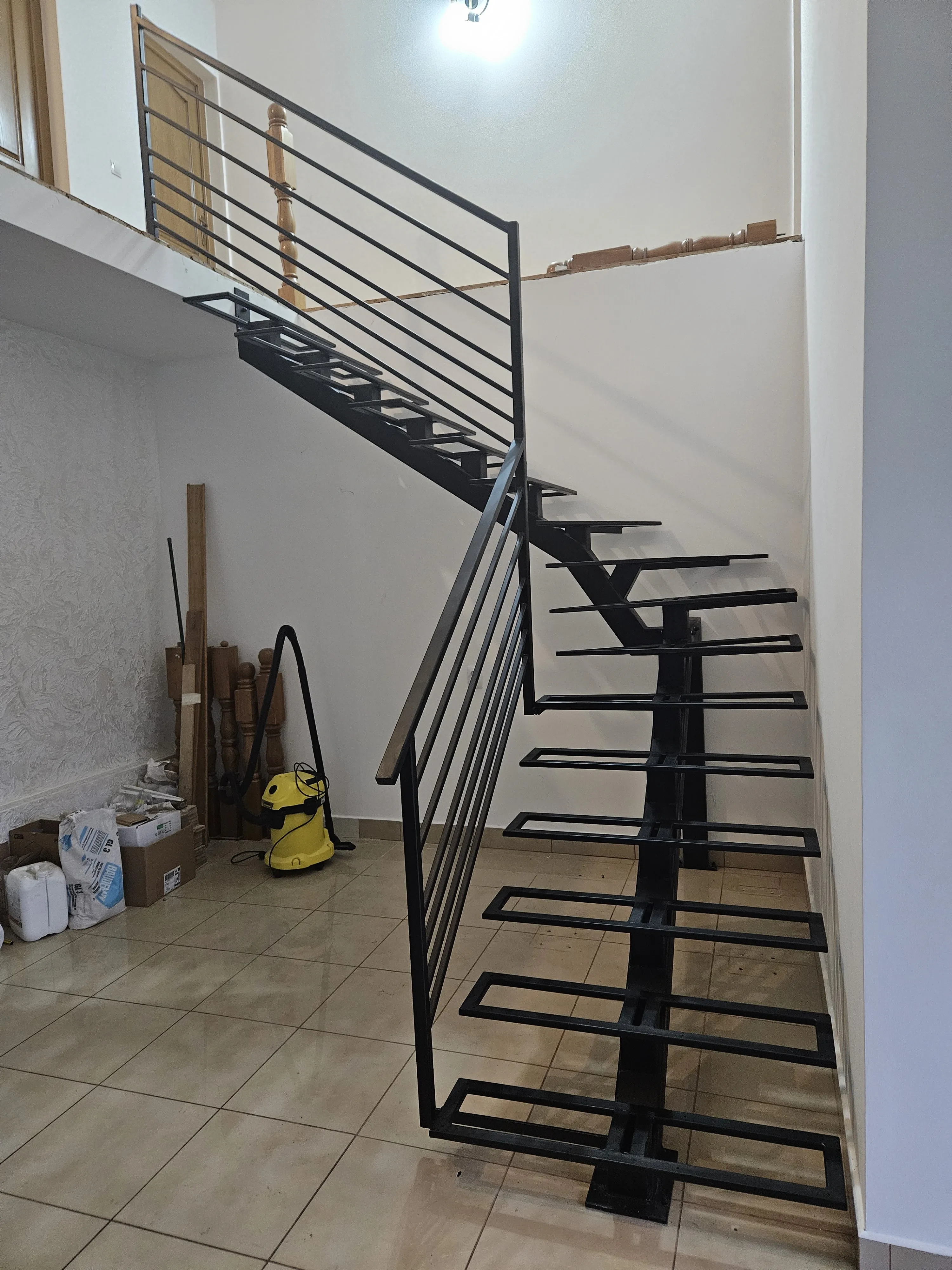 Acier et bois travaillés avec précision — réalisation SEVEN STAR