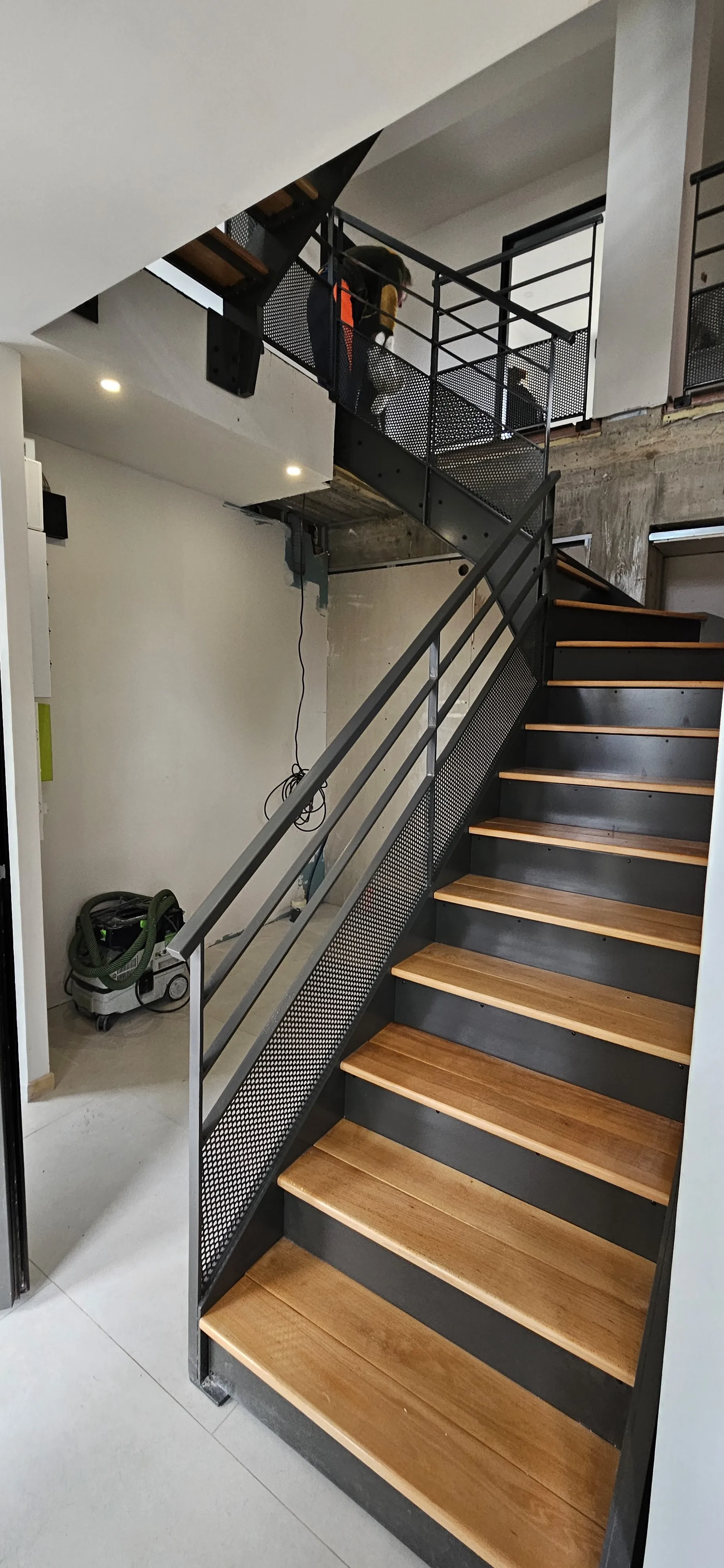 Acier et bois travaillés avec précision — réalisation SEVEN STAR