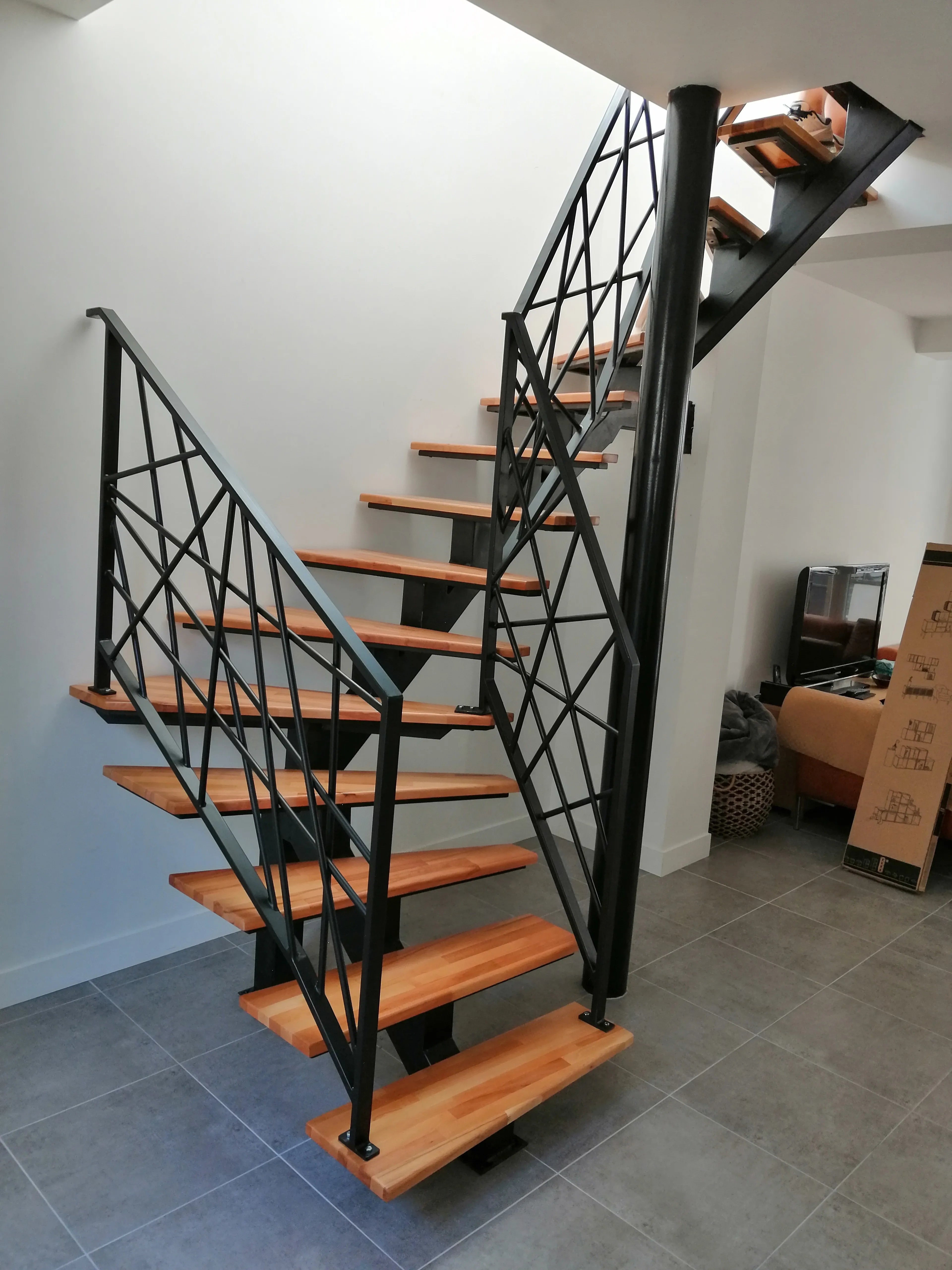 Acier et bois travaillés avec précision — réalisation SEVEN STAR