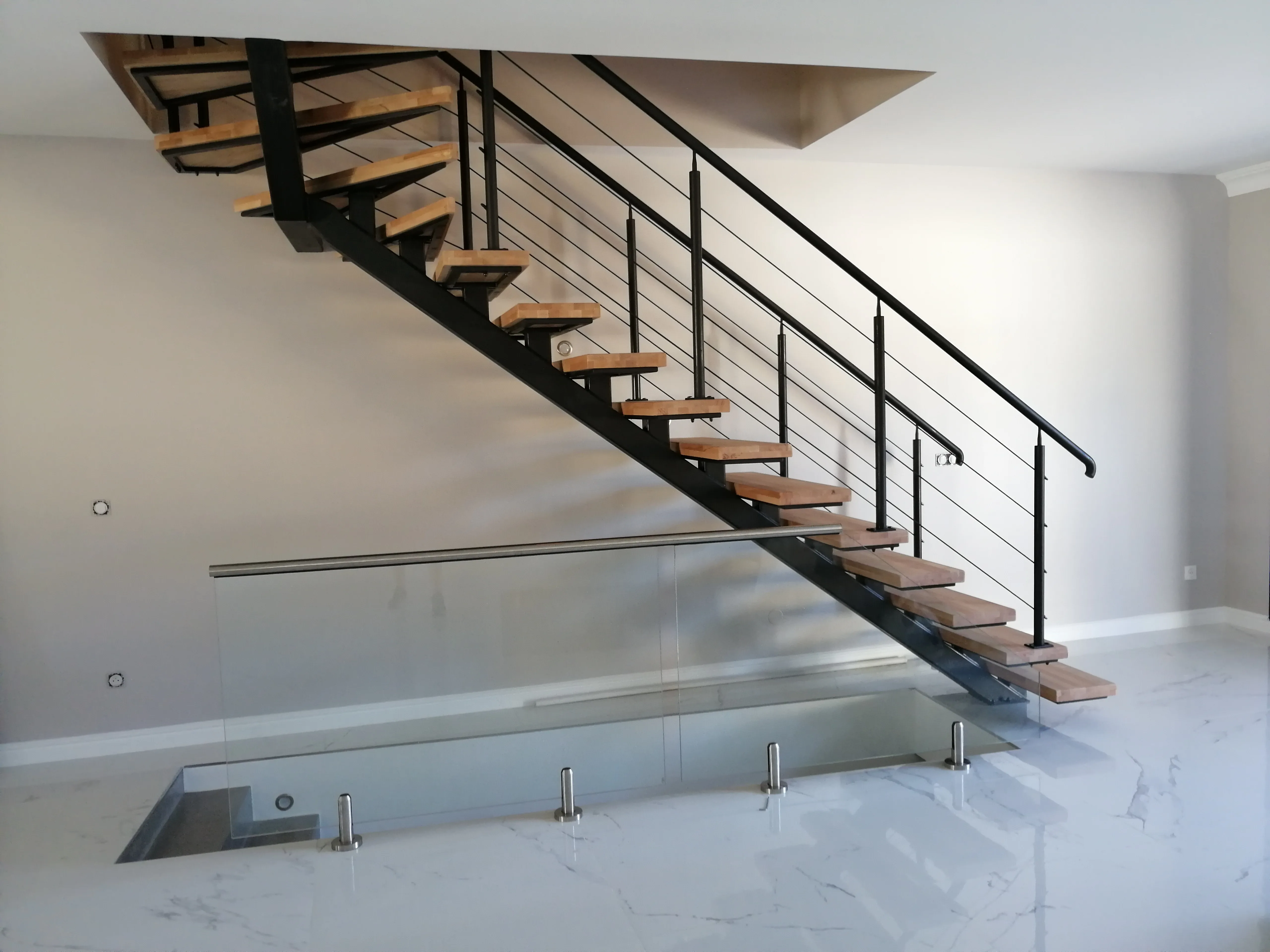 Acier et bois travaillés avec précision — réalisation SEVEN STAR